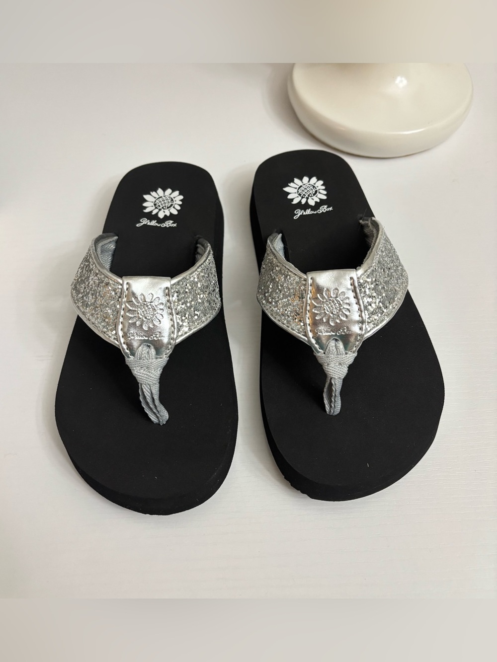 NIB Yellow Box Ferdy 2 Silver Glitter Flip Flop Sandals Sz 1